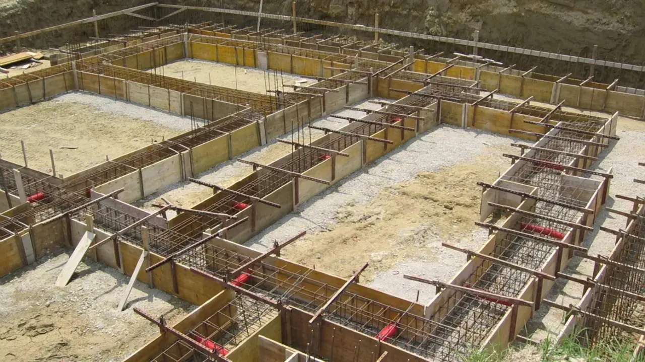 Struttura in legno e ferro per la platea di fondazione di un edificio in costruzione.