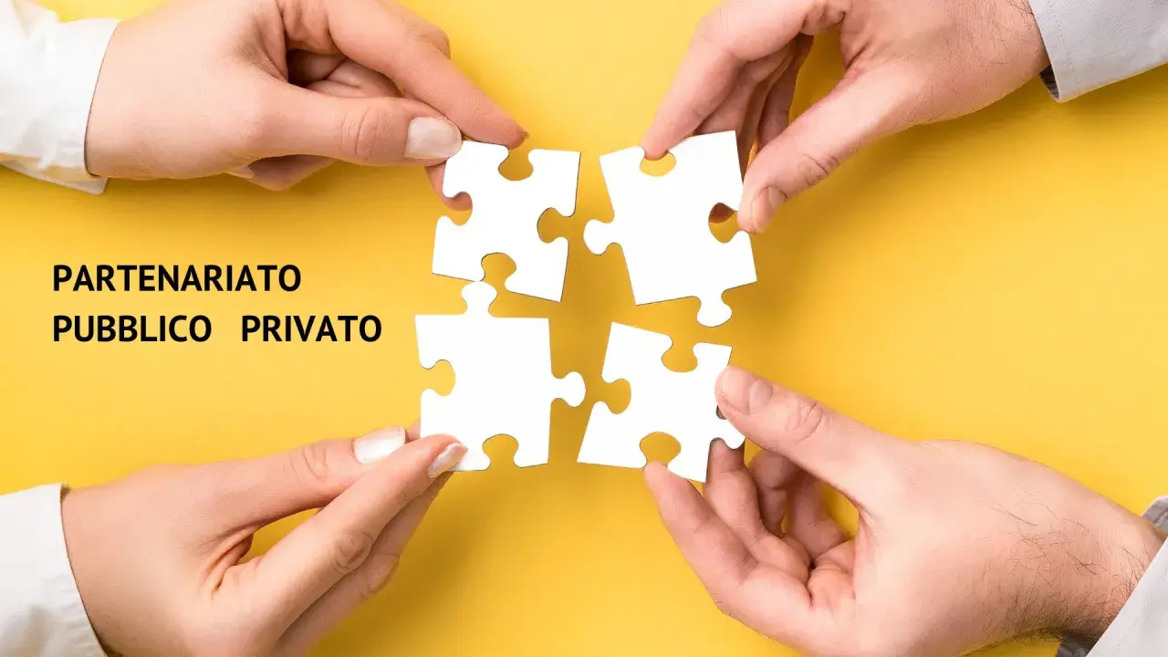Mani che uniscono pezzi di puzzle, simboleggiando il **partenariato pubblico privato** per creare un futuro collaborativo.
