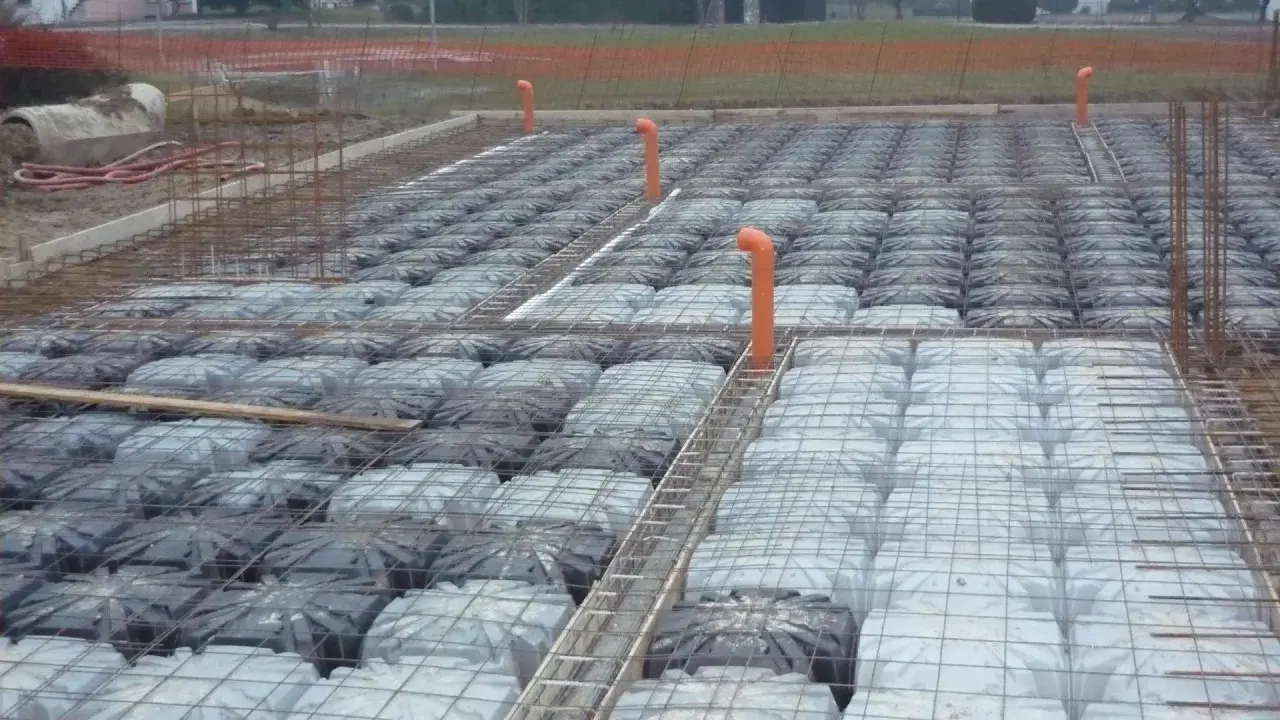 Costruzione in Lombardia: casseri a vuoto per vespaio aerato, pronti per il getto. L'altezza minima è garantita.