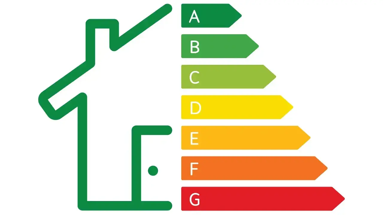 Casa stilizzata con scala di efficienza energetica (A-G). La certificazione energetica cos'è? Indica l'efficienza di un immobile.
