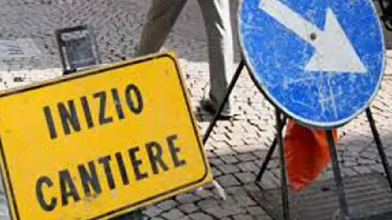 Segnale giallo "Inizio cantiere" e segnale blu con freccia a destra indicano lavori in corso.