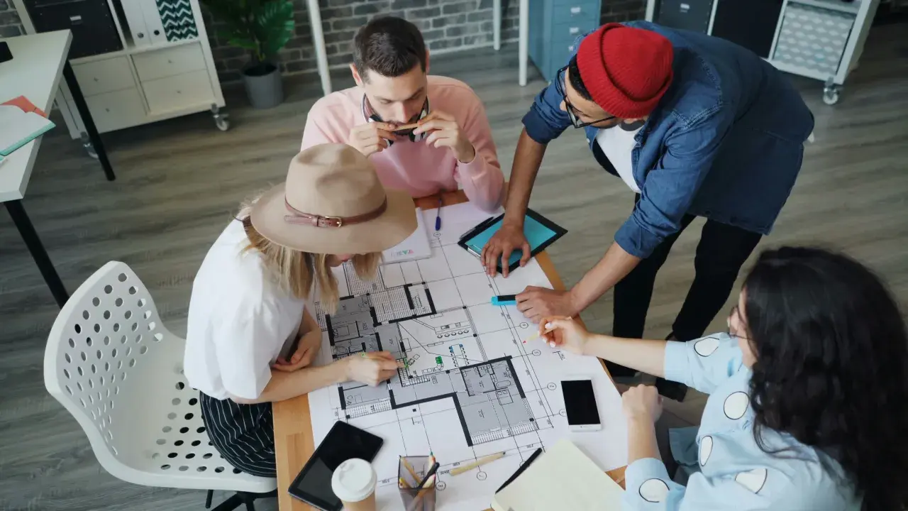 Team discute progetto edilizio, pianificando il pagamento stato avanzamento lavori privati.