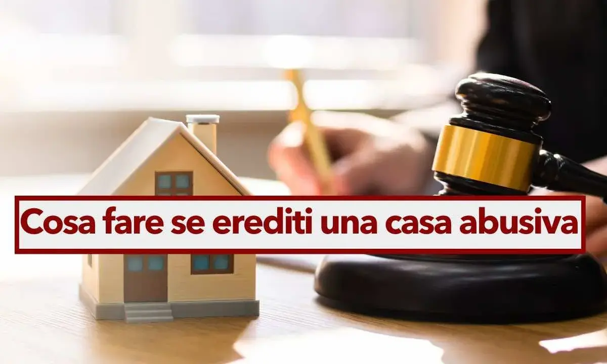 Modello di casa, martelletto da giudice e testo "Cosa fare se erediti una casa abusiva". Guida su come sanare un abuso edilizio ereditato.