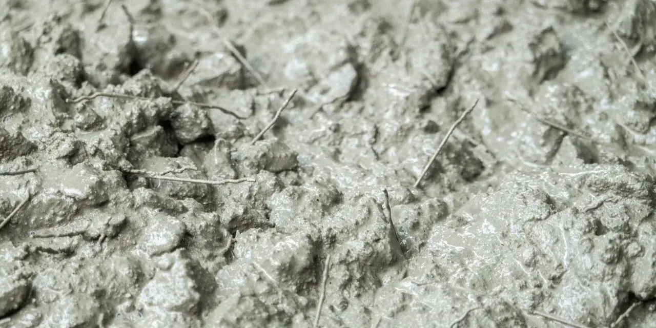 Cemento fibrato: la sua composizione con fibre lo rende ideale per aumentare la resistenza e prevenire crepe, garantendo durabilità.
