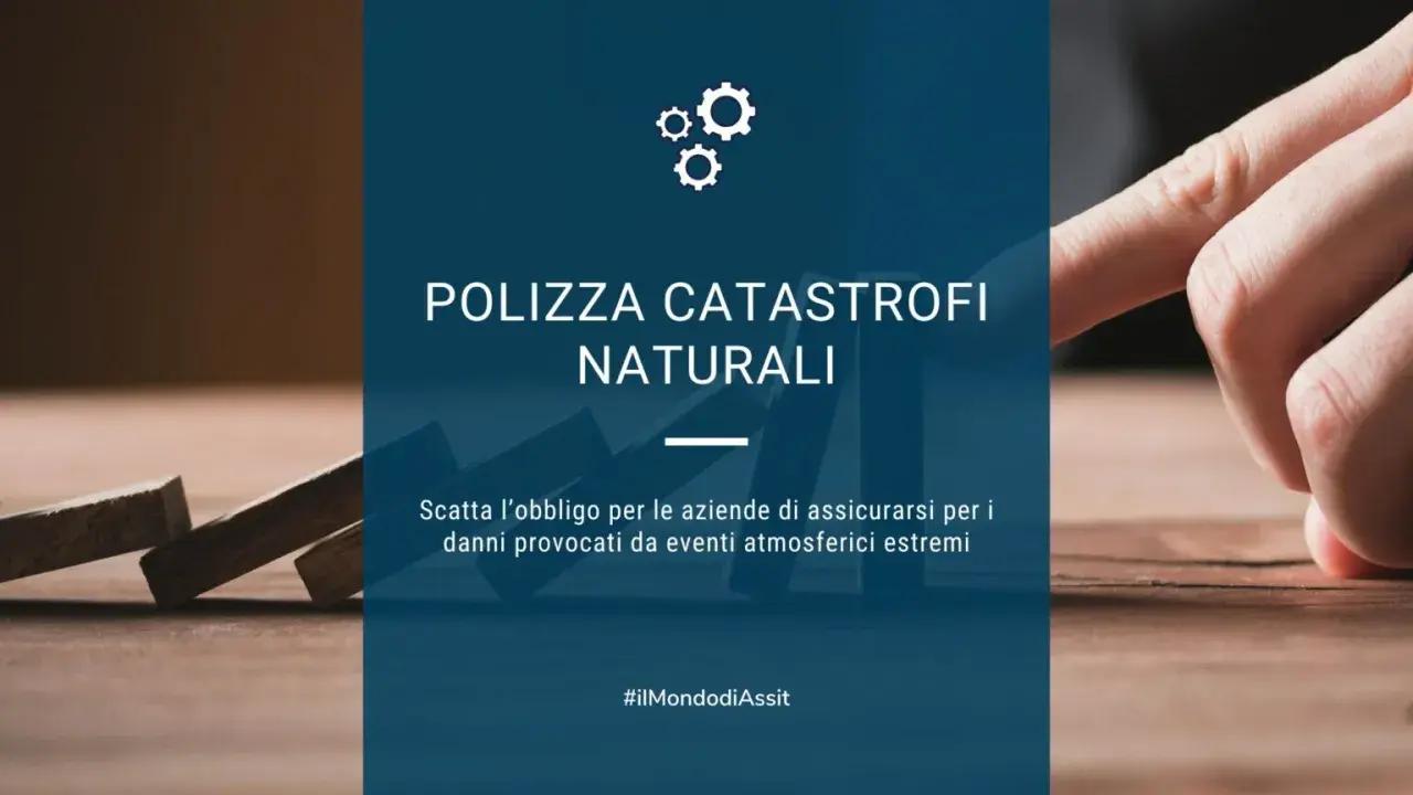 La polizza catastrofale obbligatoria protegge le aziende dai danni di eventi estremi. Un dito pronto a far cadere i domino, simboleggiando il rischio.