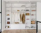 Ecco un esempio di come organizzare un armadio a muro: ripiani ordinati con abiti appesi, borse, cappelli e accessori.