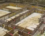 Struttura in legno e ferro per la platea di fondazione di un edificio in costruzione.
