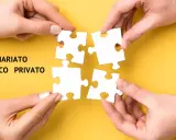 Mani che uniscono pezzi di puzzle, simboleggiando il **partenariato pubblico privato** per creare un futuro collaborativo.