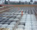 Costruzione in Lombardia: casseri a vuoto per vespaio aerato, pronti per il getto. L'altezza minima è garantita.
