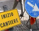Segnale giallo "Inizio cantiere" e segnale blu con freccia a destra indicano lavori in corso.
