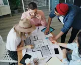 Team discute progetto edilizio, pianificando il pagamento stato avanzamento lavori privati.