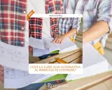 Due operai esaminano progetti edilizi. Un cartello "NEW" indica un articolo sul blog che spiega cos'è la super SCIA, un'alternativa al permesso di costruire.