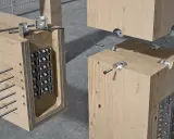 Dettaglio di ancoraggio travi in legno alla muratura con piastre metalliche e viti.