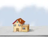 Un piccolo villaggio con un tetto rosso, un sogno di casa per il piano casa 2026.