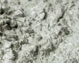 Cemento fibrato: la sua composizione con fibre lo rende ideale per aumentare la resistenza e prevenire crepe, garantendo durabilità.
