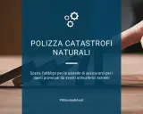 La polizza catastrofale obbligatoria protegge le aziende dai danni di eventi estremi. Un dito pronto a far cadere i domino, simboleggiando il rischio.
