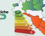 Mappa dell'Italia con le classi energetiche. Le regioni sono colorate in base all'efficienza, con una scala da A (verde) a G (rosso).