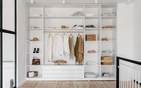 Ecco un esempio di come organizzare un armadio a muro: ripiani ordinati con abiti appesi, borse, cappelli e accessori.