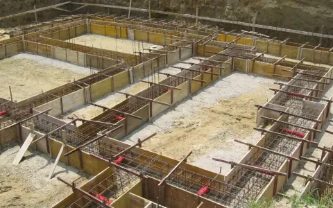 Struttura in legno e ferro per la platea di fondazione di un edificio in costruzione.
