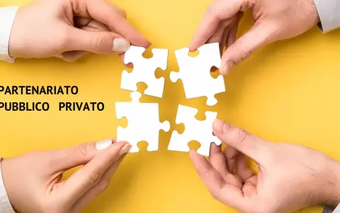 Mani che uniscono pezzi di puzzle, simboleggiando il **partenariato pubblico privato** per creare un futuro collaborativo.