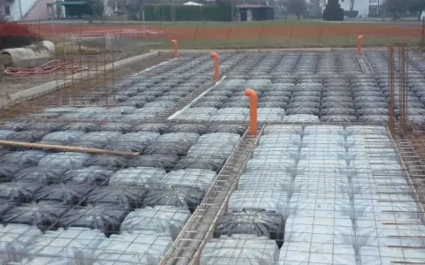 Costruzione in Lombardia: casseri a vuoto per vespaio aerato, pronti per il getto. L'altezza minima è garantita.