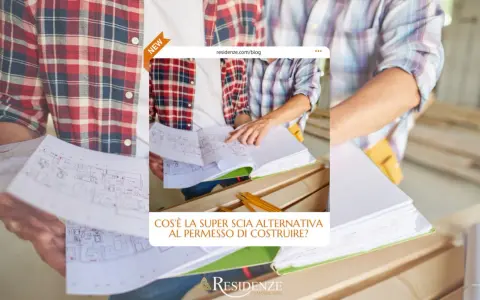 Due operai esaminano progetti edilizi. Un cartello "NEW" indica un articolo sul blog che spiega cos'è la super SCIA, un'alternativa al permesso di costruire.