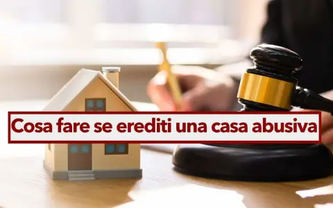 Modello di casa, martelletto da giudice e testo "Cosa fare se erediti una casa abusiva". Guida su come sanare un abuso edilizio ereditato.
