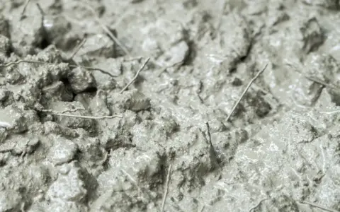 Cemento fibrato: la sua composizione con fibre lo rende ideale per aumentare la resistenza e prevenire crepe, garantendo durabilità.