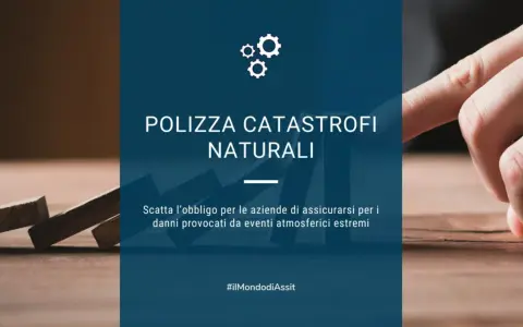 La polizza catastrofale obbligatoria protegge le aziende dai danni di eventi estremi. Un dito pronto a far cadere i domino, simboleggiando il rischio.