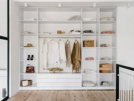 Ecco un esempio di come organizzare un armadio a muro: ripiani ordinati con abiti appesi, borse, cappelli e accessori.