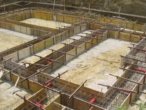 Struttura in legno e ferro per la platea di fondazione di un edificio in costruzione.