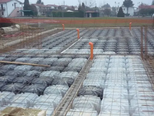 Costruzione in Lombardia: casseri a vuoto per vespaio aerato, pronti per il getto. L'altezza minima è garantita.