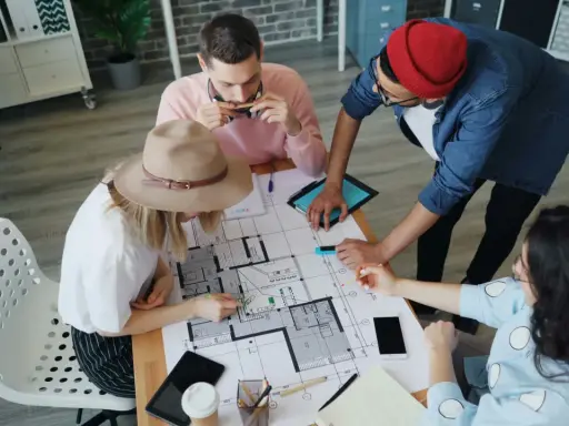 Team discute progetto edilizio, pianificando il pagamento stato avanzamento lavori privati.
