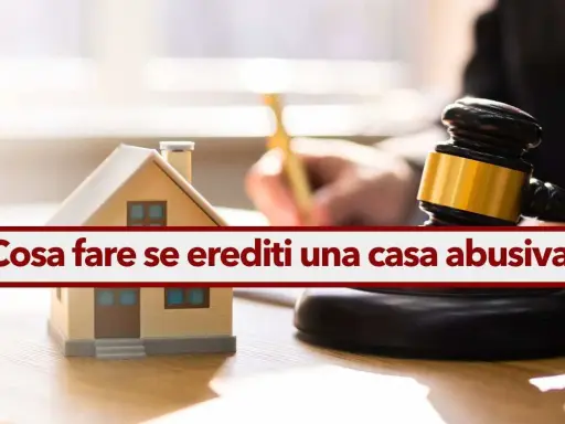 Modello di casa, martelletto da giudice e testo "Cosa fare se erediti una casa abusiva". Guida su come sanare un abuso edilizio ereditato.
