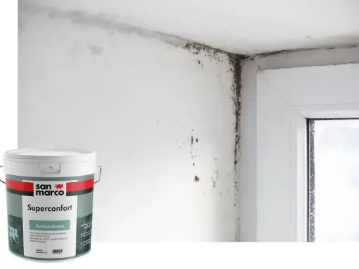 Angolo di una stanza con muffa sul muro e sul soffitto, accanto a un barattolo di vernice antimuffa San Marco Superconfort Anticondensa.