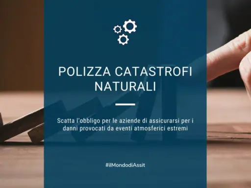 La polizza catastrofale obbligatoria protegge le aziende dai danni di eventi estremi. Un dito pronto a far cadere i domino, simboleggiando il rischio.