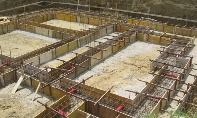 Struttura in legno e ferro per la platea di fondazione di un edificio in costruzione.