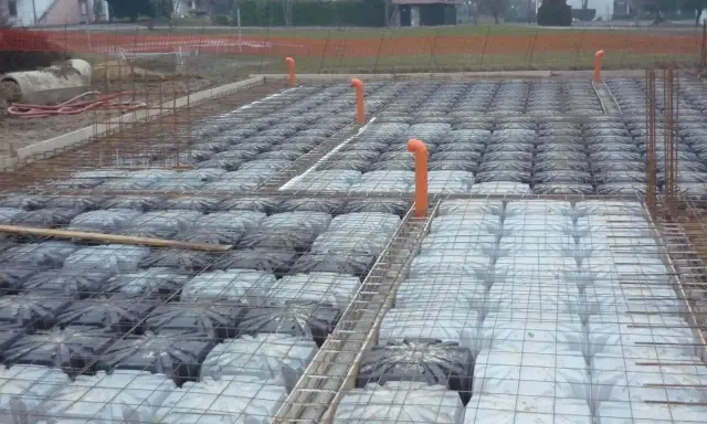 Costruzione in Lombardia: casseri a vuoto per vespaio aerato, pronti per il getto. L'altezza minima è garantita.