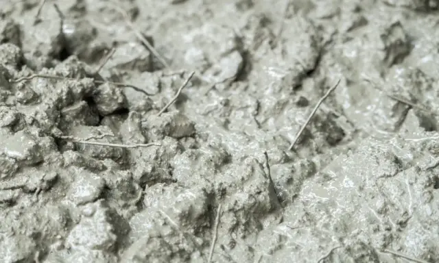Cemento fibrato: la sua composizione con fibre lo rende ideale per aumentare la resistenza e prevenire crepe, garantendo durabilità.