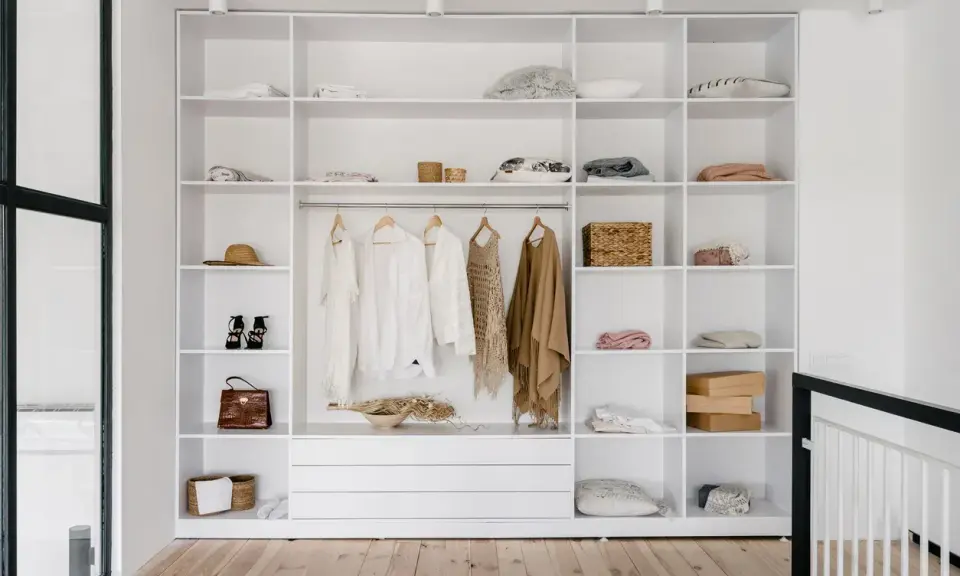 Ecco un esempio di come organizzare un armadio a muro: ripiani ordinati con abiti appesi, borse, cappelli e accessori.