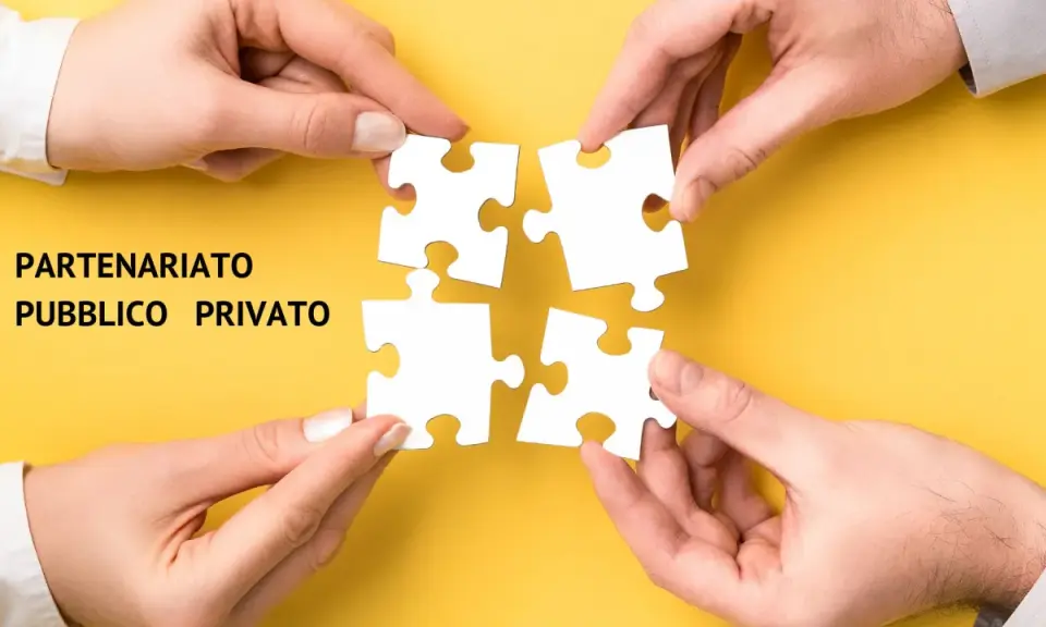 Mani che uniscono pezzi di puzzle, simboleggiando il **partenariato pubblico privato** per creare un futuro collaborativo.