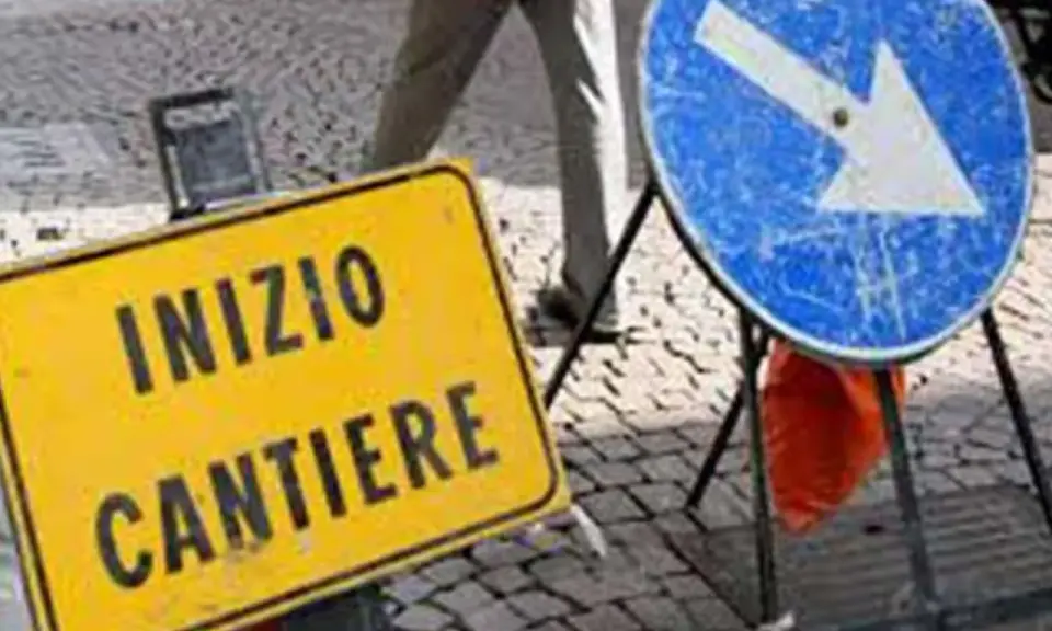 Segnale giallo "Inizio cantiere" e segnale blu con freccia a destra indicano lavori in corso.