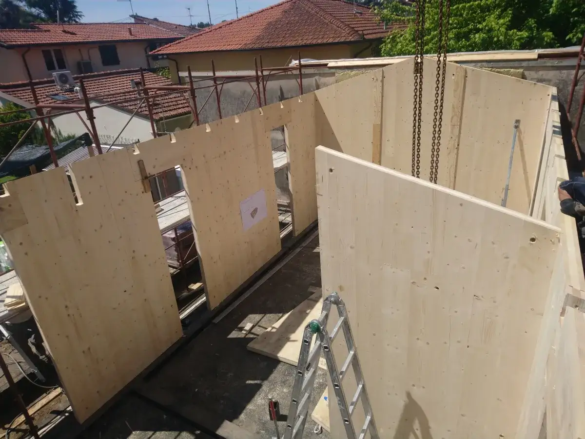 Costruzione di una casa in Xlam: pannelli di legno assemblati, un cantiere in evoluzione. Pro e contro di questa tecnica edilizia.