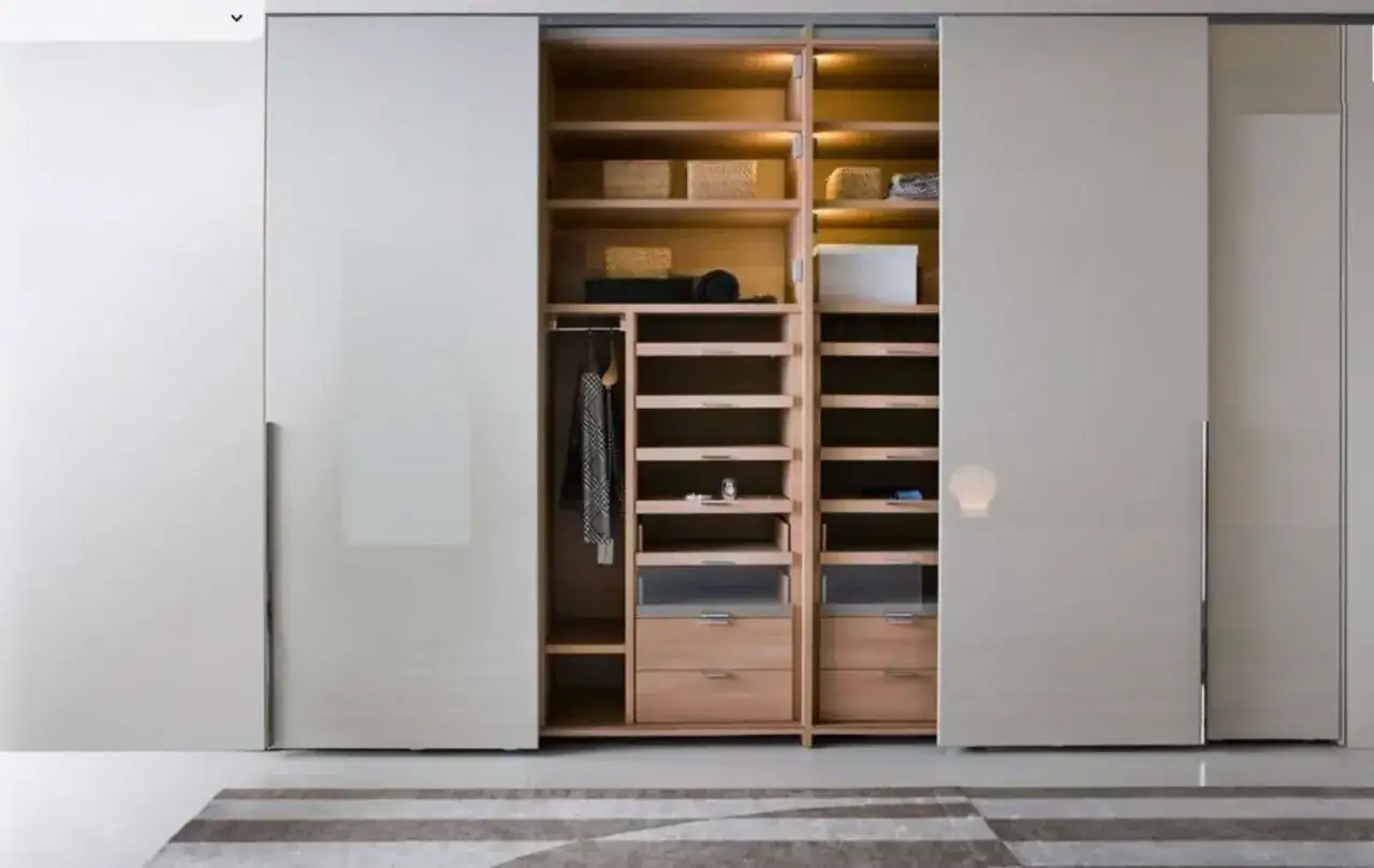 Mobile in cartongesso con ante scorrevoli, un'elegante soluzione per organizzare abiti e accessori con stile.