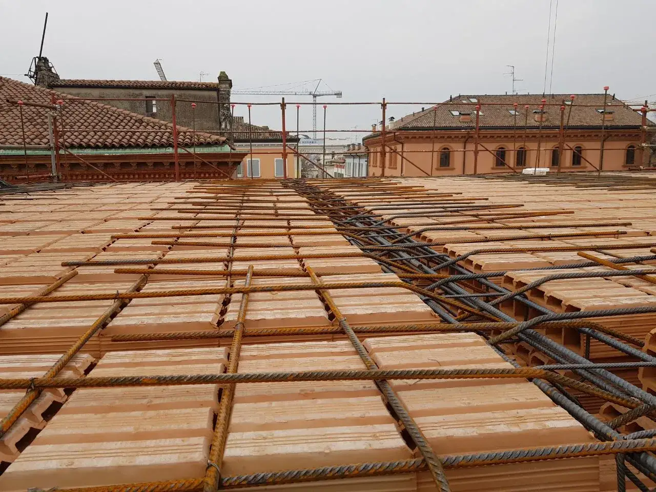 Armatura in ferro su tavelloni in laterizio per il calcolo del peso solaio laterocemento.