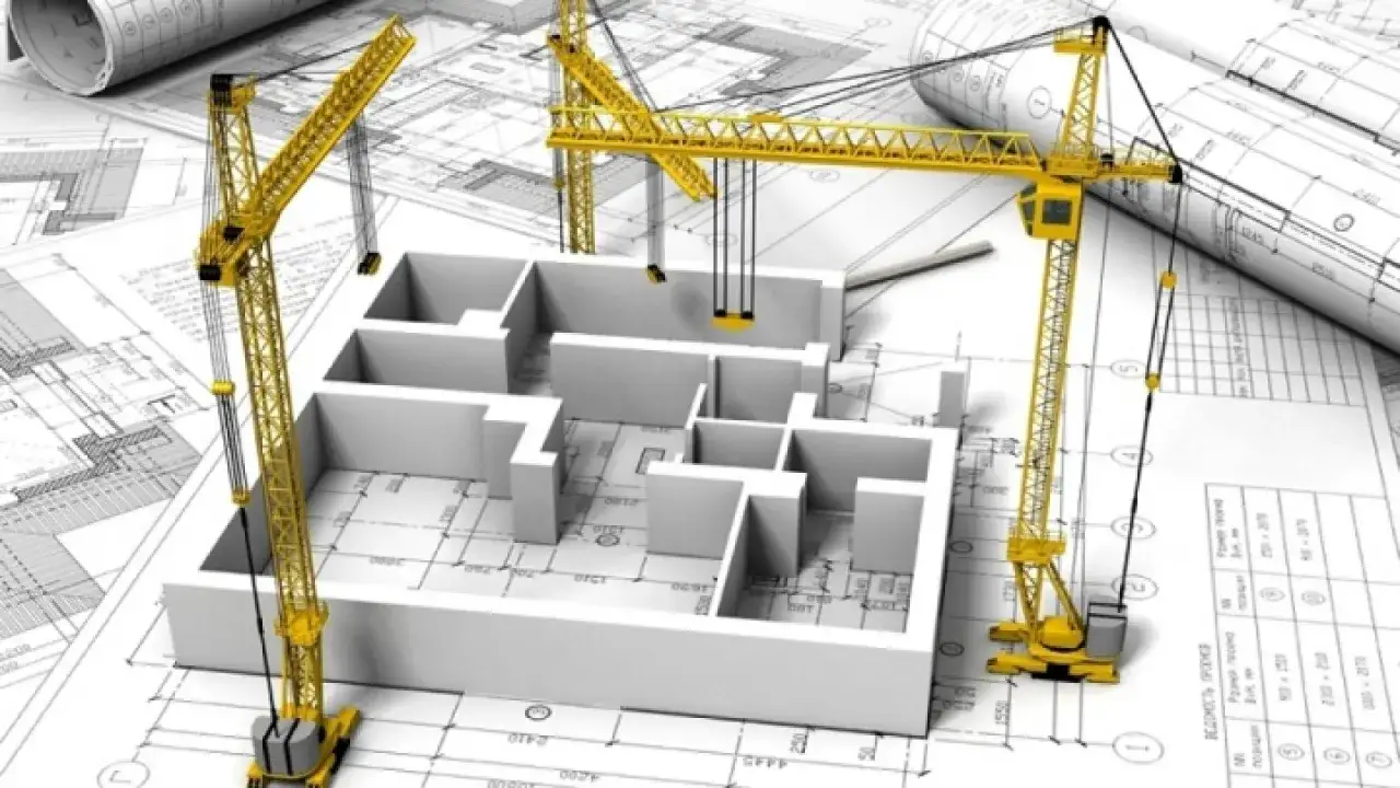 Modello 3D di un edificio su disegni tecnici, con gru gialle che simboleggiano la costruzione e le norme tecniche per le costruzioni.