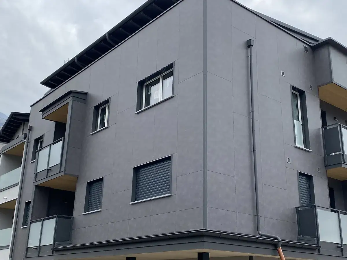 Edificio moderno con facciata in pannelli grigi. La lana di roccia a cosa serve? A isolare termicamente e acusticamente, garantendo comfort e risparmio energetico.