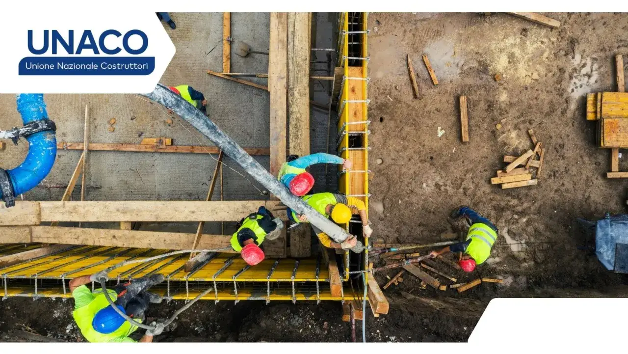 Operai in cantiere versano cemento con una pompa, mostrando come funziona una cassa edile.